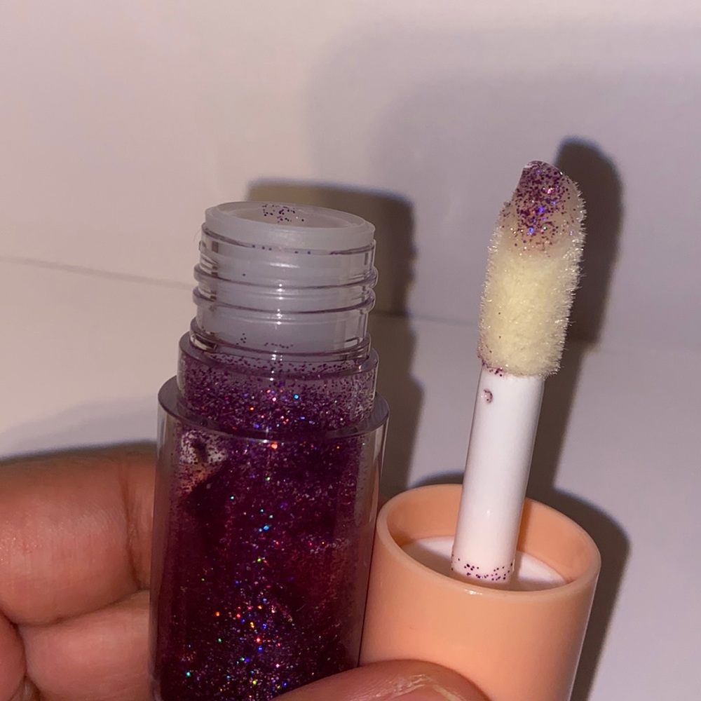 Hydrating lip gloss